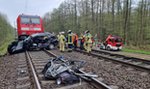 Tragiczny wypadek na torach. Samochód wjechał prosto pod pociąg, nie żyją trzy młode osoby