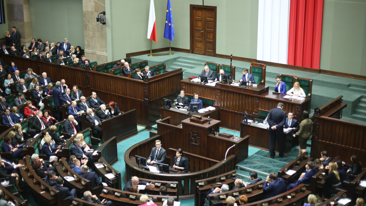 Połączenie funkcji ministra sprawiedliwości i szefa prokuratury przewidują ustawy reformujące prokuraturę, które Sejm przyjął wczoraj wieczorem. Nowe przepisy trafią teraz do Senatu, który dzisiaj rozpocznie nad nimi prace.