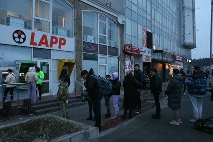 Ukraińcy ruszyli do bankomatów. Bank centralny wprowadza limity wypłat