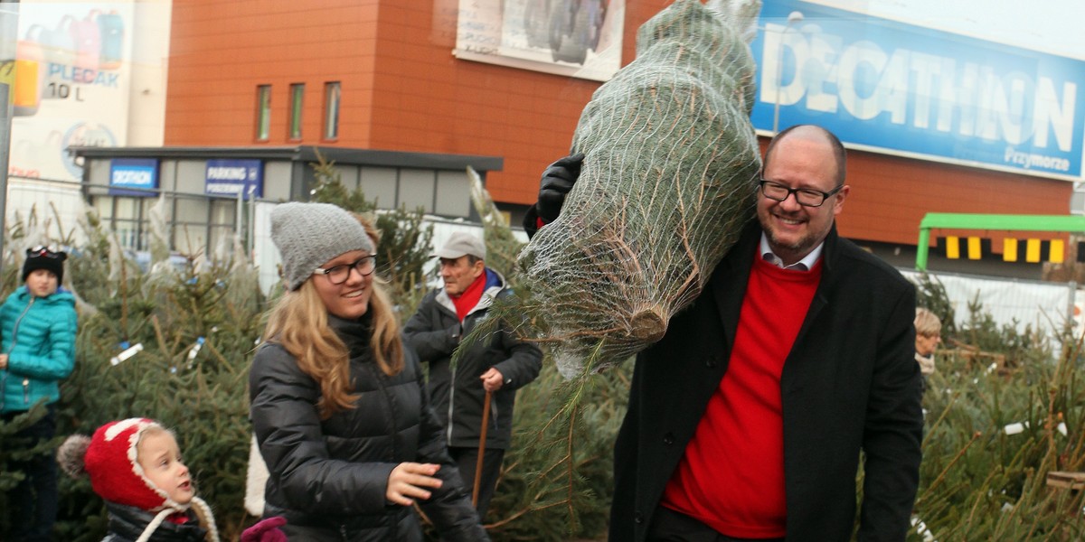 Adamowicz kupuje choinkę.