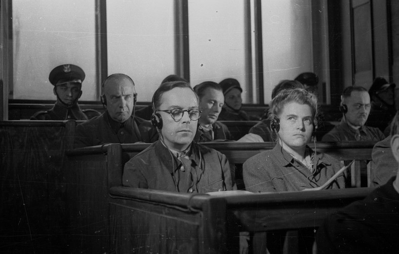 Proces zbrodniarzy oświęcimskich. W pierwszym rzędzie Artur Liebehenschel, komendant obozu od listopada 1943 do maja 1944