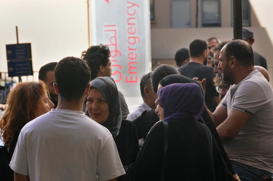 Porodice povređenih u eksplozijama pejdžera u Libanu u Američkoj univerzitetskoj bolnici u Bejrutu 18. septembra