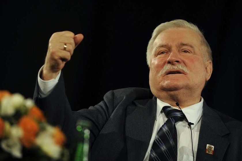 Wałęsa broni oficera SB!