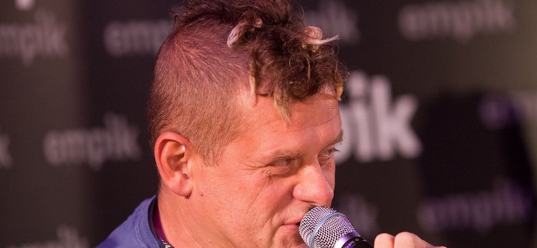 Znany artysta odwraca się Platformy