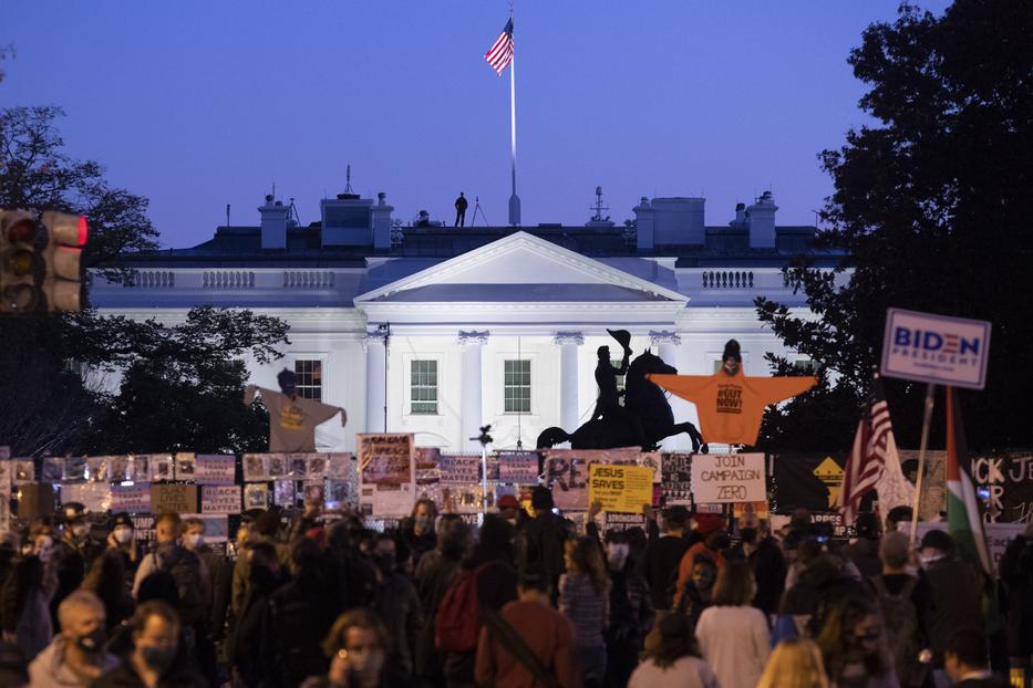 A washingtoni Fehér Ház közelében lévő téren gyülekeznek emberek az elnökválasztás eredményére várva / Fotó: .MTI/EPA/Michael Reynolds