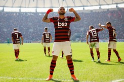 Reprezentant Brazylii schował się przed policją... pod stołem