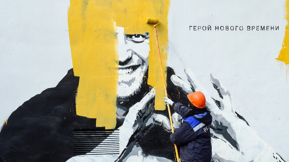 Petersburg, zamalowywanie muralu z uwięzionym Aleksiejem Nawalnym