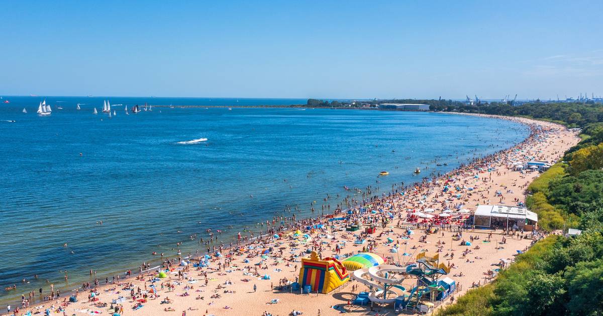 Niezbędnik plażowicza - parawan, mocny SPF i kąpielówki. Must-have nad Bałtyk