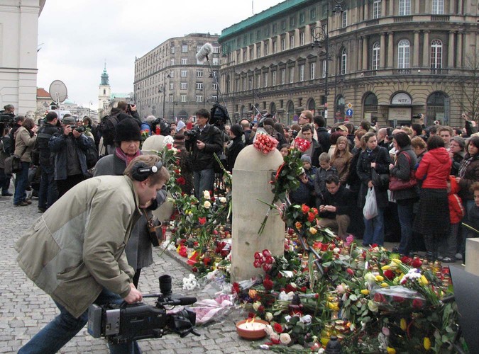 Tłumy ludzi przed Pałacem Prezydenckim