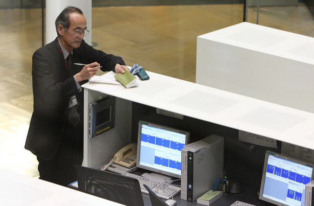 Japoński makler notuje podczas sesji w Tokio