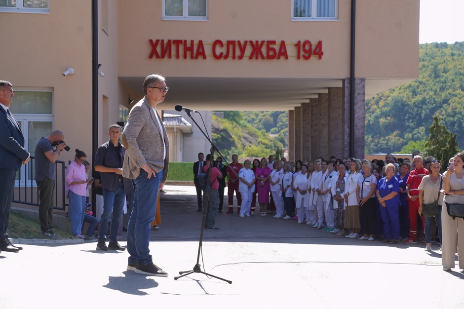 Aleksandar Vučić, u okviru posete Topličkom okrugu, obilazi novu zgradu Službe hitne pomoći pri Domu zdravlja u Kuršumliji