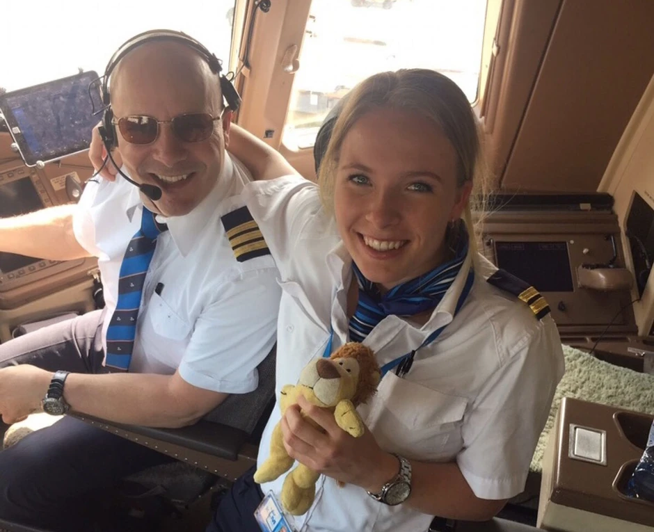 Jorrit i Jasmijn zajedno u kokpitu