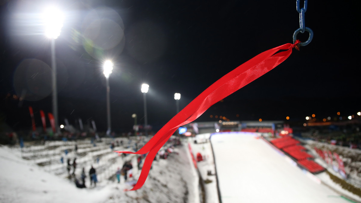 Oficjalne treningi, kwalifikacje do niedzielnego konkursu indywidualnego i wieczorem turniej drużynowy - to program sobotnich zajęć skoczków narciarskich uczestniczących w zawodach Pucharu Świata w Zakopanem.