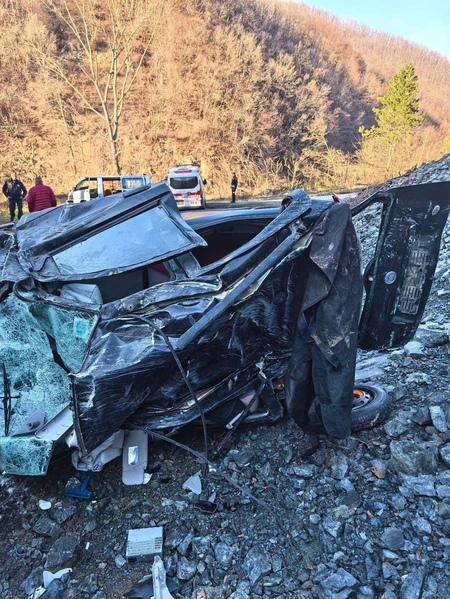 Devojka (21) kolima sletela sa litice visoke 30 metara i poginula (foto) -  Blic