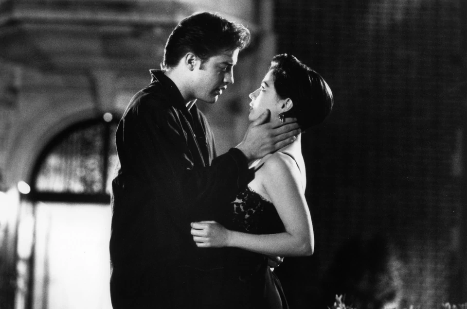 Brendan Fraser i Moira Kelly w filmie "Z honorami" (1994)