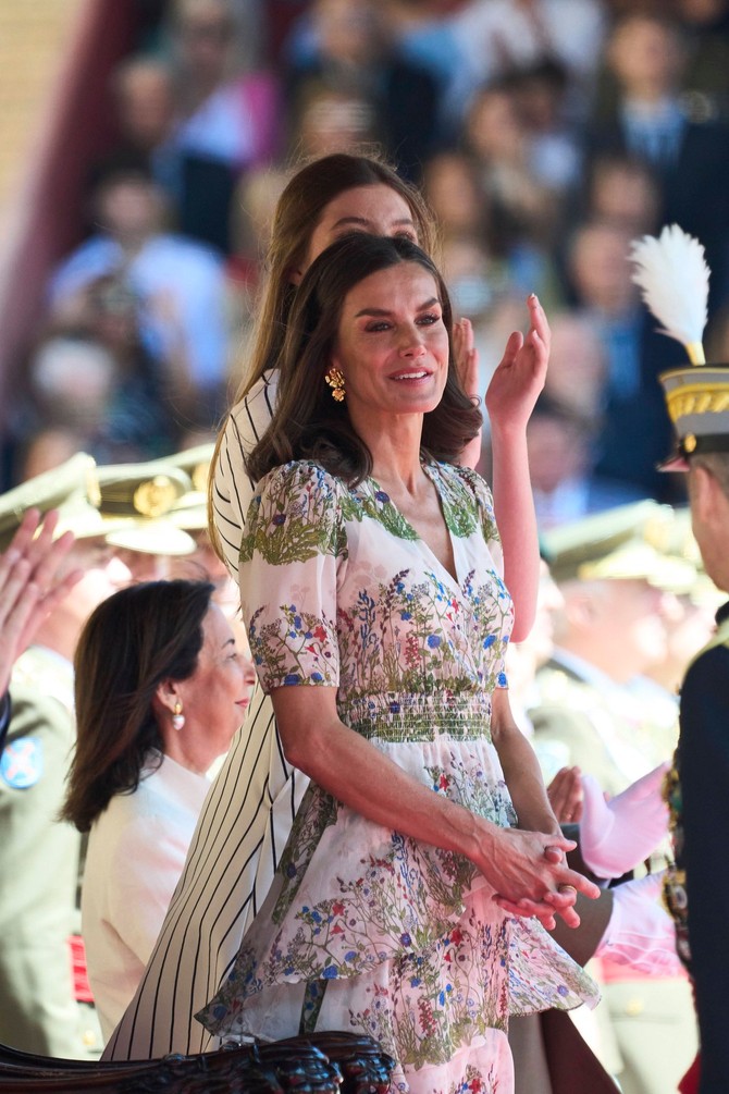 Kraljica Leticija u cvetnoj haljini na vojnoj ceremoniji u Saragosi