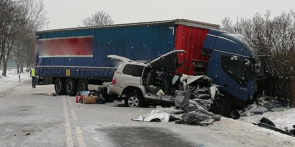 Tragedia w Iłży. Nie żyje dziennikarz, żona i córeczka zostały ranne