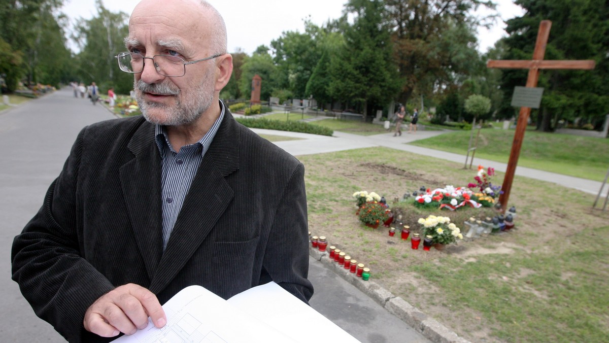 Centralna część pomnika ku czci ofiar katastrofy smoleńskiej na stołecznych Wojskowych Powązkach powinna być gotowa 28 października - zapowiedział autor projektu monumentu Marek Moderau.