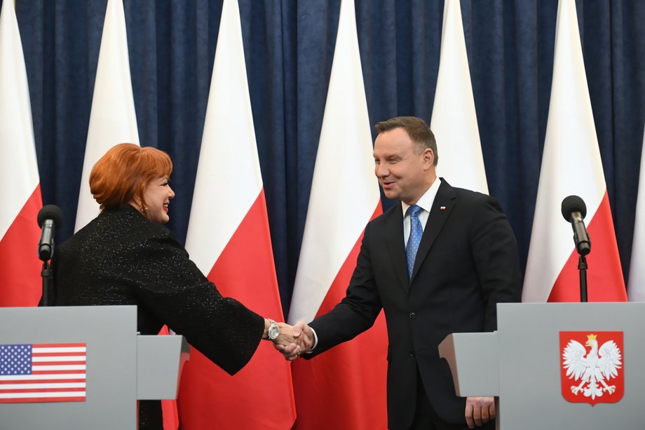 Prezydent Andrzej Duda i ambasador USA Georgette Mosbacher ogłaszają datę zniesienia wiz do Stanów Zjednoczonych dla Polaków na wspólnej konferencji prasowej