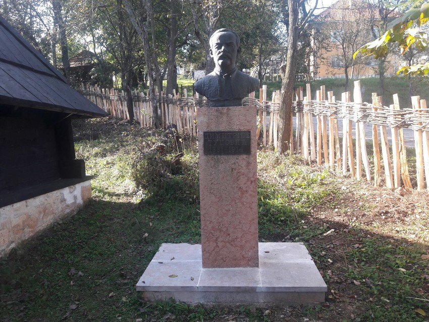 Spomenik Dimitriju Tucoviću ispred rodne kuće