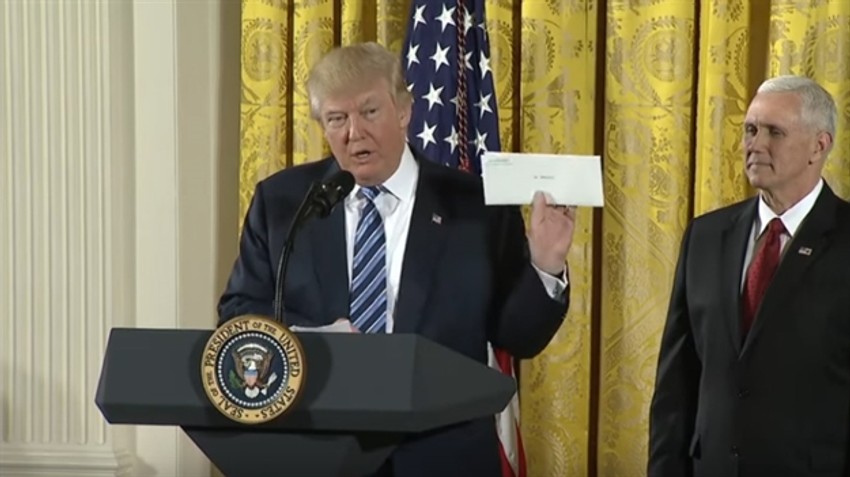 Tramp pokazuje pismo od Obame