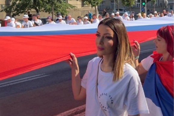 "UZ PREDSEDNIKA I DRŽAVU" Ministarka Mesarović na skupu SNS sa građanima nosila najveću zastavu Srbije (FOTO)