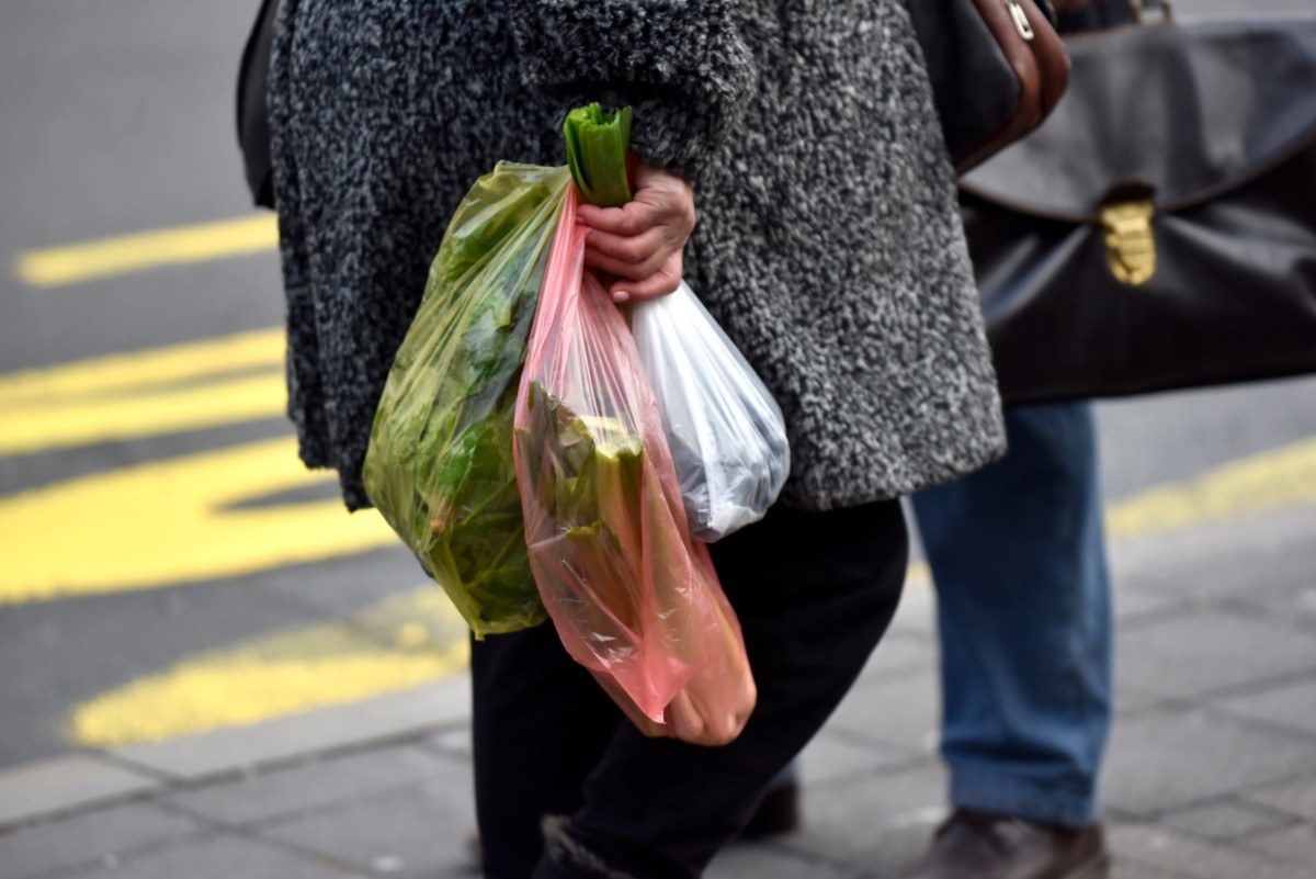 Oštre sankcije: Za upotrebu plastičnih kesa kazna 90 evra