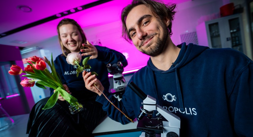 Róże, tulipany czy goździki to znacznie więcej niż dekoracyjne płatki i przyjemny zapach. Każdy kwiat niesie w sobie intencję, historię oraz strukturę, która pod mikroskopem wygląda inaczej, niż moglibyśmy się spodziewać - przekonują w Hydropolis. FOT. RAFAŁ OGRODOWCZYK