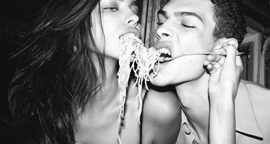 Egy marék tészta, és egy rák - csak ez takarja Bella Hadid meztelen testét