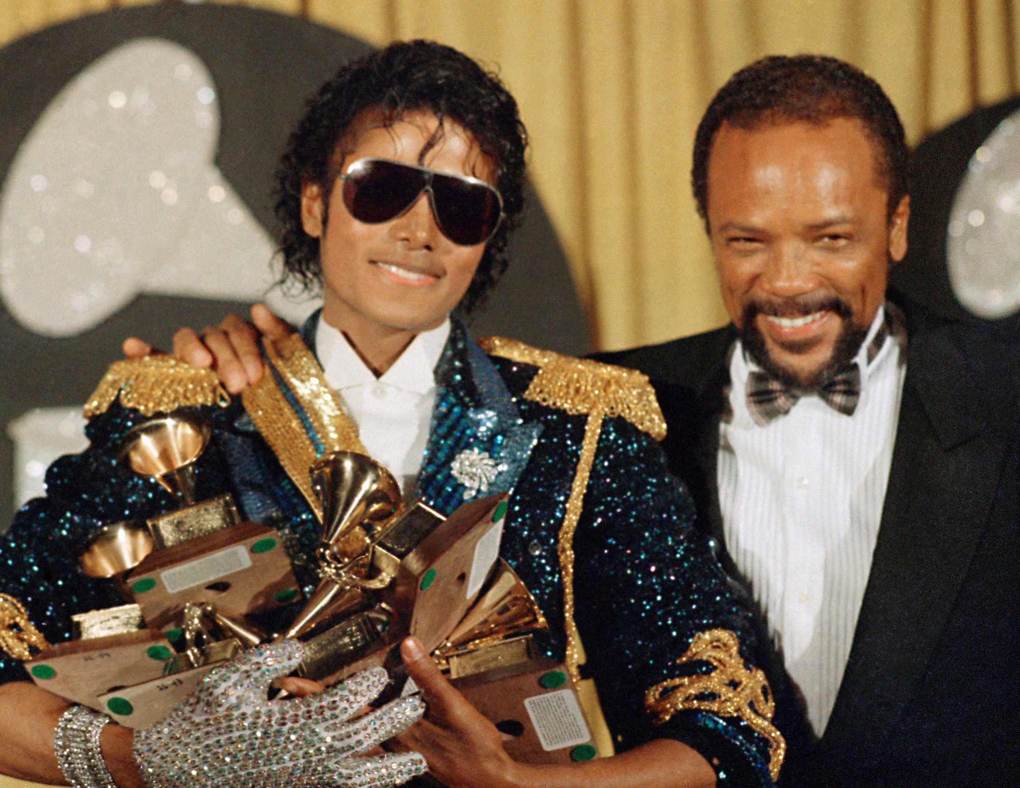 Americký hudobník Michael Jackson (vľavo) a Quincy Jones.