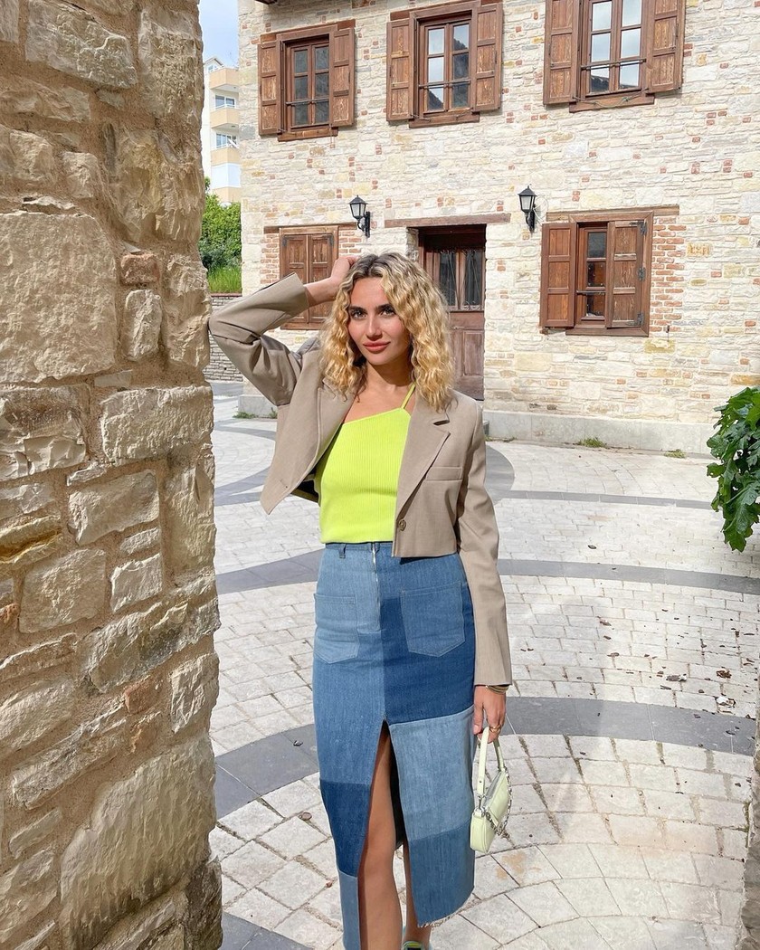 Ultra-polyvalent, le denim va avec tout. La blogueuse Yonca Calli associe sa jupe en jean à un haut fluo porté sous un blazer court.