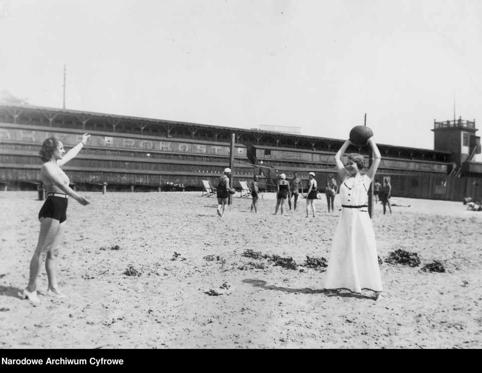 Wakacje w przedwojennej Polsce (na zdjęciu: plaża "Poniatówka" w Warszawie w 1933 r.)