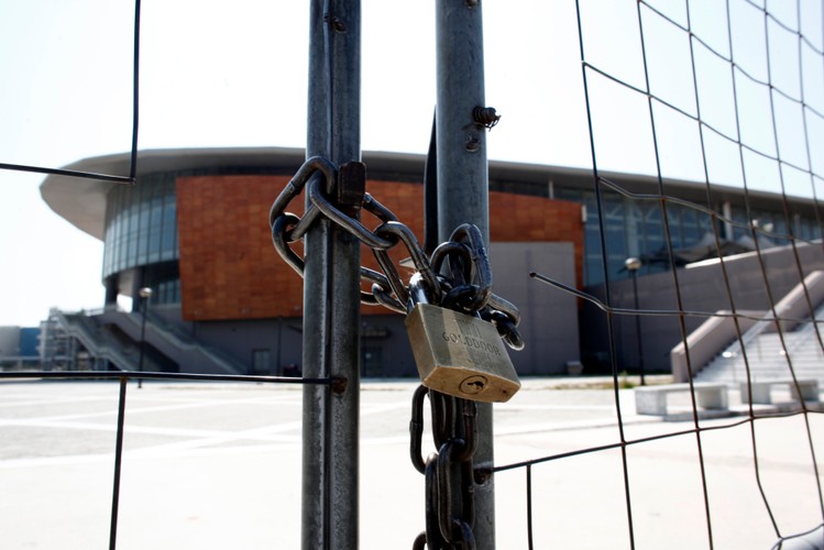 8 lat po Olimpiadzie w Grecji w 2004 r.- Wejście do Centrum Tae Kwon Do w Atenach zamknięte na kłódkę.