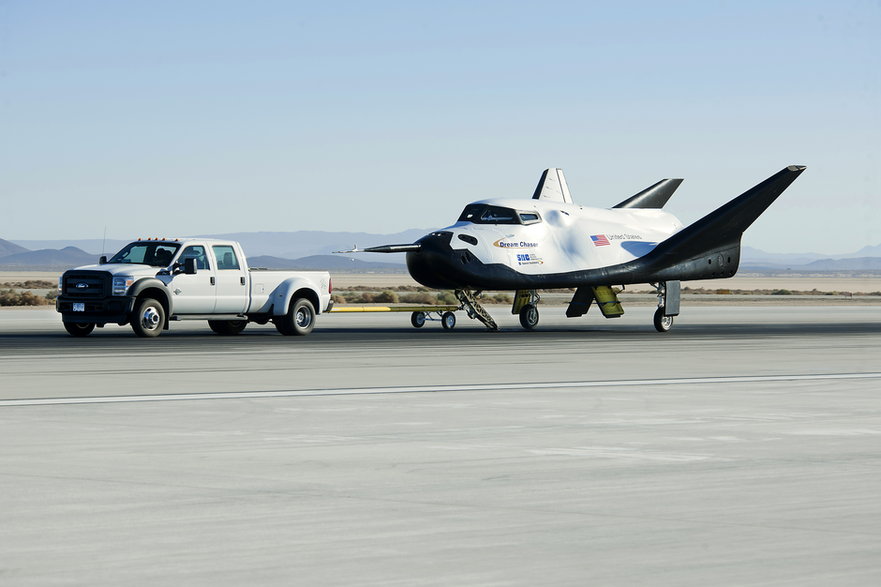 Pierwszy prototyp Dream Chaser ciągnięty po płycie lotniska podczas prób kołowania i skuteczności hamulców,