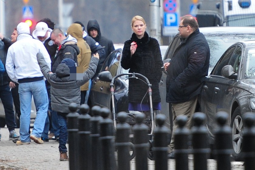 Kalisz z żoną palą przy dzieciach!