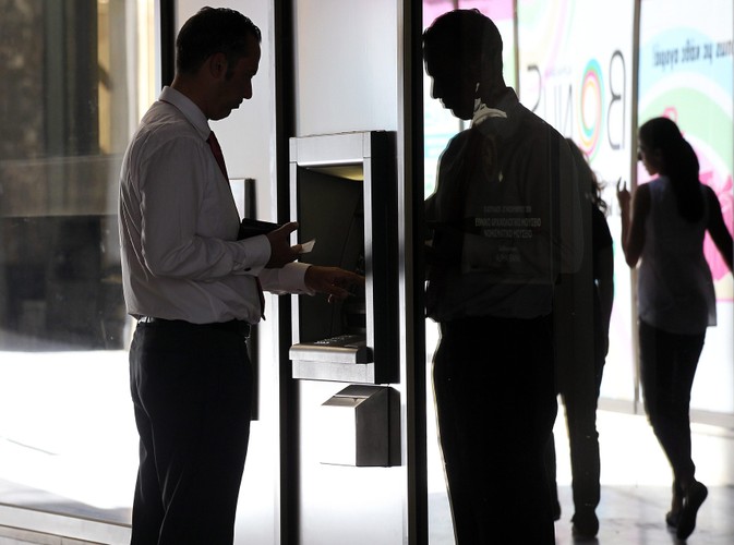 Bankomat w centrum Aten. Podniesienie stóp procentowych przez EBC, to obciążenie dla tonącej w długach Grecji