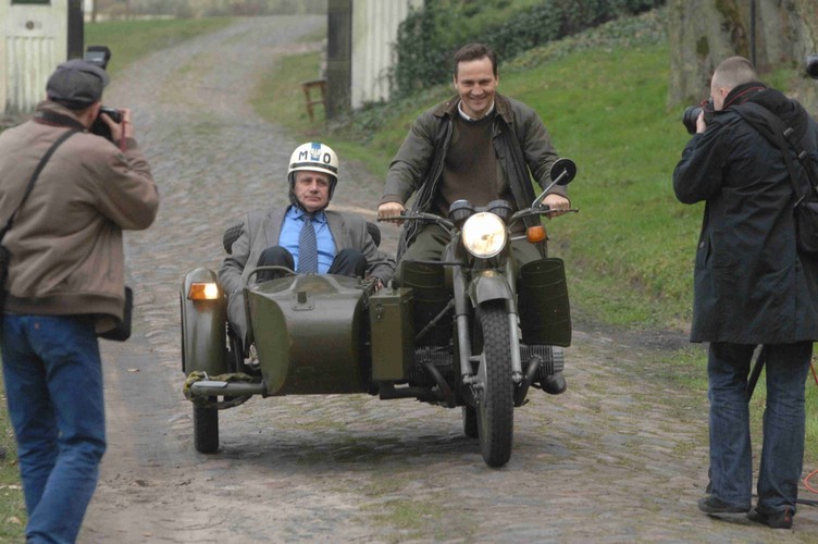 Zdjęcie z 2008 roku. Radosław Sikorski i Piotr Paszkowski (ówczesny rzecznik MSZ) jadą zabytkowym motocyklem