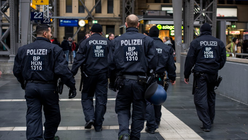 Frankfurt nad Menem, Niemcy - 18 marca 2017 r: Policjanci na głównym dworcu kolejowym we Frankfurcie nad Menem, Niemcy