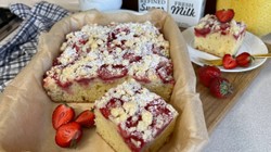 Wielki hit w ulepszonej wersji. Przepis na ciasto jogurtowe z truskawkami i kruszonką