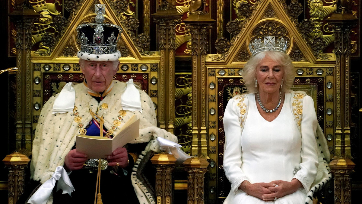 Dawno niewidziany król Karol III znów założył królewskie klejnoty. Ale jego wygląd niepokoi
