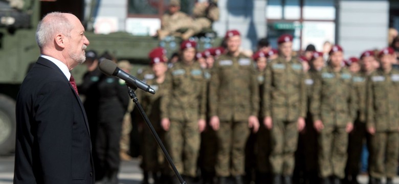 Macierewicz do żołnierzy NATO: Niech Bóg wszechmogący błogosławi Amerykę, błogosławi NATO, błogosławi Polskę