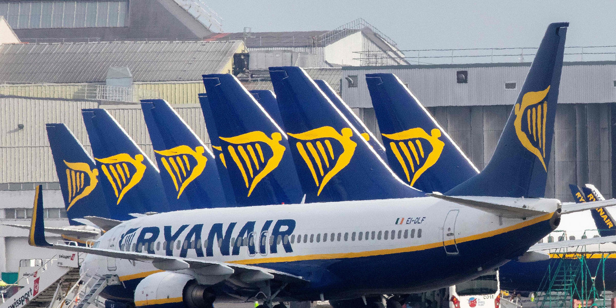 Ryanair zamierza zwolnić trzy tysiące osób. Redkucja miejsc pracy dotknie przede wszystkim pilotów oraz personel pokładowy.