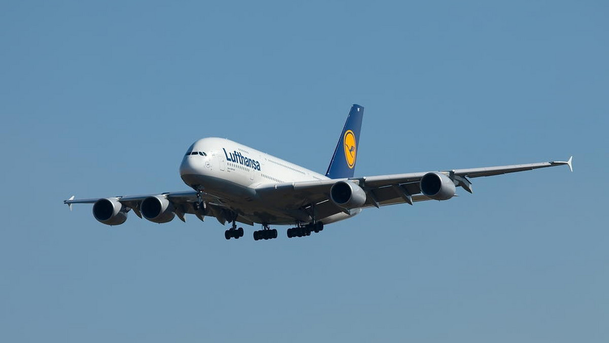 Niemiecki związek zawodowy Verdi i linie lotnicze Lufthansa porozumiały się w sprawie podwyżek wynagrodzeń dla 33 tys. członków personelu pokładowego i naziemnego - poinformowano w środę. Oznacza to, że nie odbędzie się kolejna runda strajku.