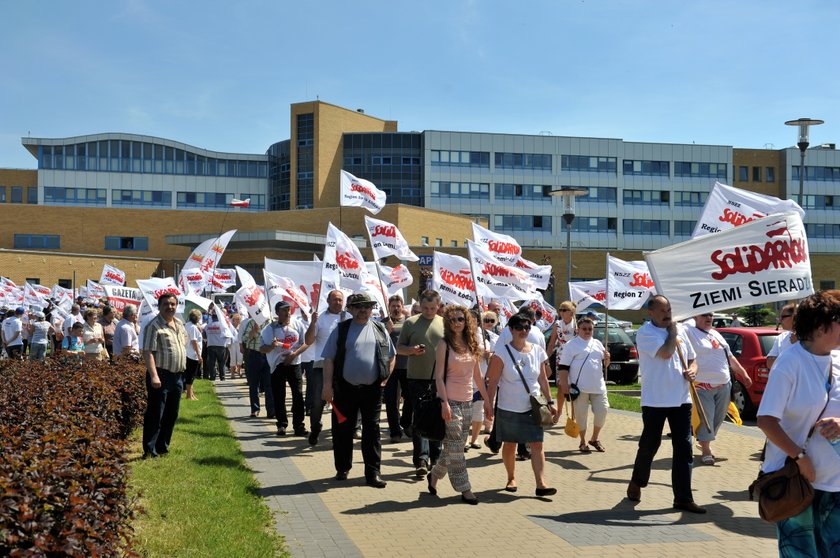 Pikieta Solidarności przed szpitalem w Radomsku