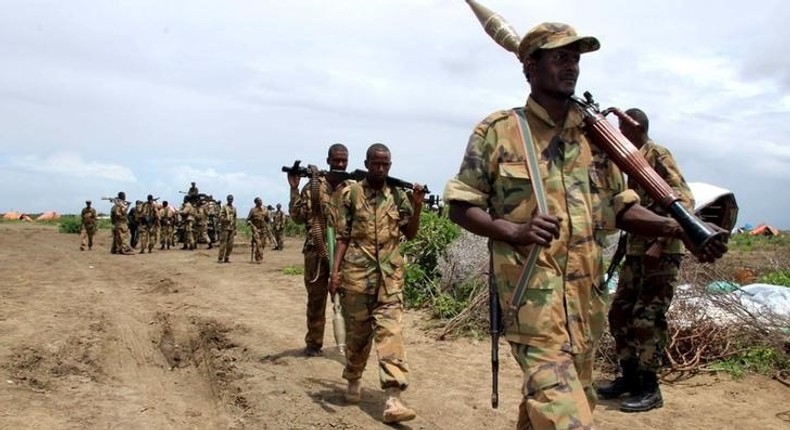 Jubbaland forces carry their ammunitions during a security patrol against Islamist al Shabaab militants in Bulagaduud town, north of Kismayu, Somalia, August 17, 2015. REUTERS/Abdiqani Hassan