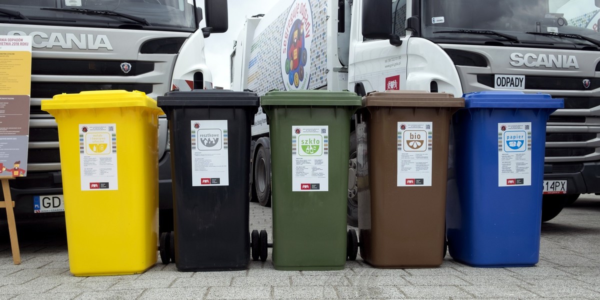 Osoby niesegregujące śmieci słono zapłacą. Kto wrzuca wszystkie śmieci do jednego worka, będzie płacił cztery razy więcej niż ten, kto je segreguje.