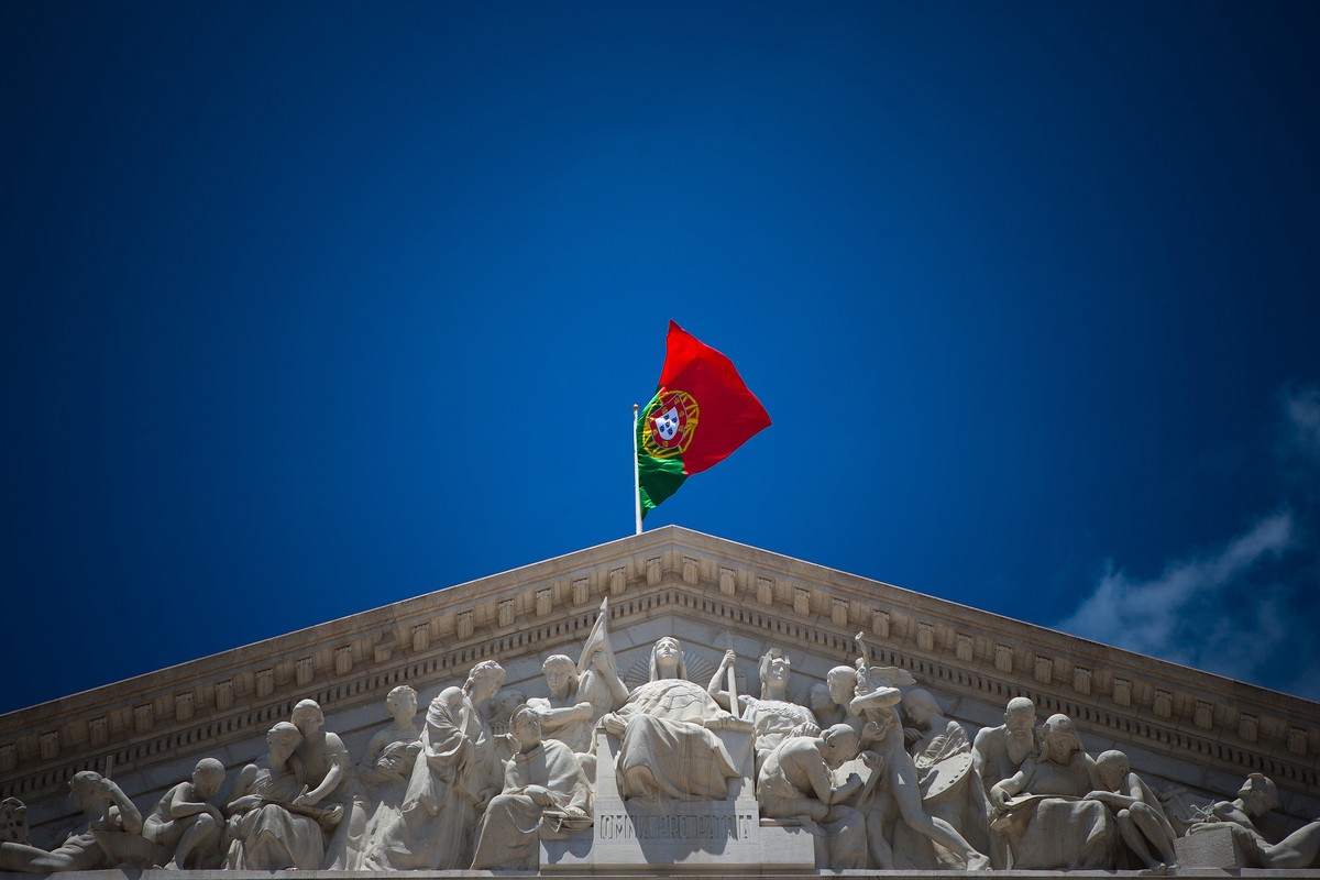 Flaga Portugalii na budynku Parlamentu w stolicy kraju Lizbonie