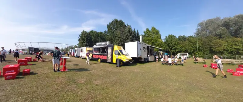 Strefa gastro na Fest Festiwal. Panoramiczne zdjęcie z telefonu Samsung Galaxy A80