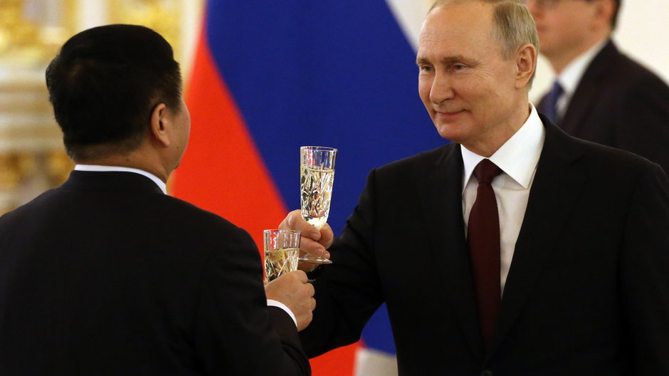 Władimir Putin pije szampana