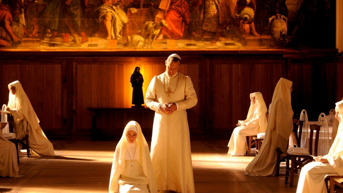 W piątek 28 października w HBO i HBO GO odbędzie się premiera nowego serialu "Młody papież" ("The Young Pope") w reżyserii laureata Oscara Paolo Sorrentino. W główną rolę - postać Piusa XIII, pierwszego amerykańskiego papieża w historii Kościoła - wciela się Jude Law.